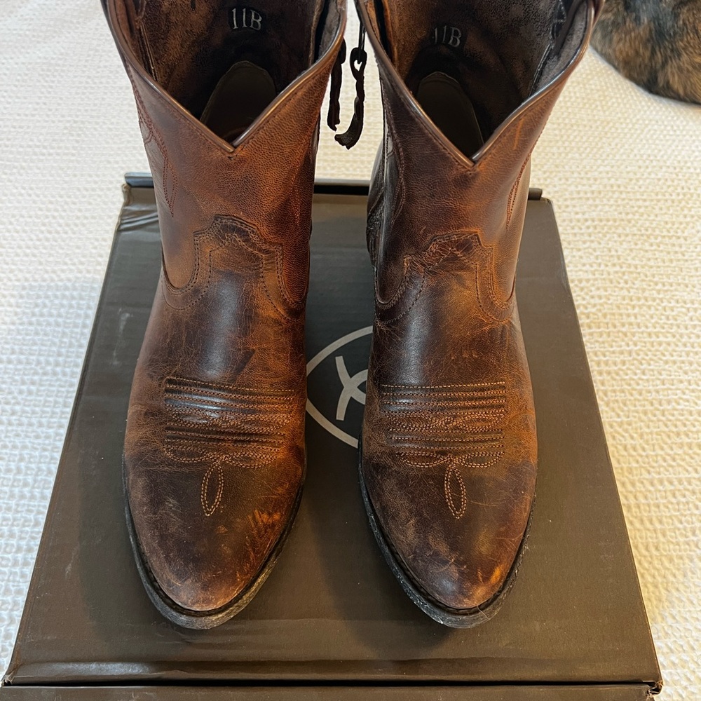 Women’s Ariat Darlin’ Boot size 11. Sassy Brown color.
